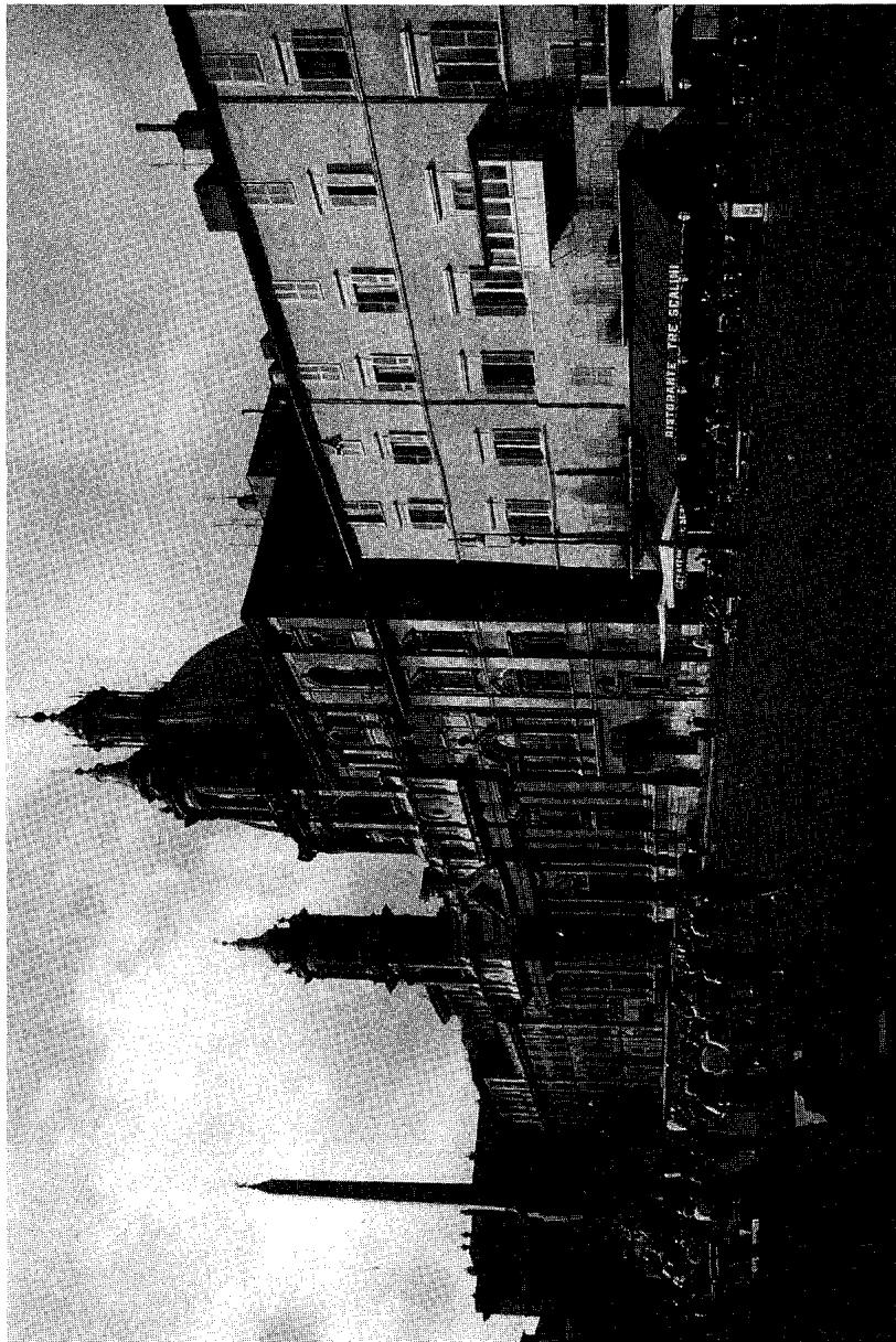 Figure 2: A view of Piazza Navona, Rome, in 1990. On the right, the fifteenth-century De Cupis palace (photograph by Marzio Marzot)