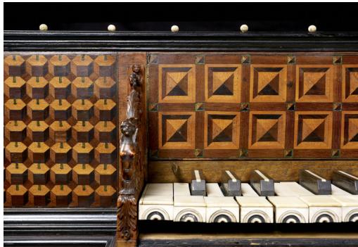 Fig. 32: Anon., Virginal, 1540, Metropolitan Museum of Art, New York, 53.6a,b; <https://www. metmuseum.org/art/collection/search/503043> (accessed on 4 March 2025).；Fig. 33: Anon., Virginal, 16th century, Musée de la Musique, Paris, E.4; <https://mimo-international. com/media/CM/IMAGE/CMIM000030589.jpg?_ga=2.265543375.1395436086.1658768689- 146864436.1616342545> (accessed 4 March 2025).