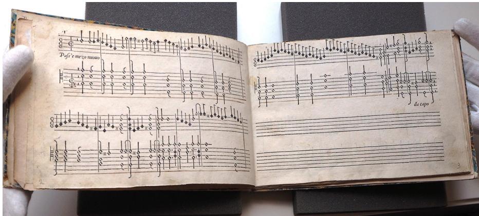 Fig. 2: ‘Paß’e mezzo nuovo’ from the Intabolatura nova (Venice, 1551), fols. 1v-2r (© Museo internazionale e biblioteca della musica di Bologna, http://www.museibologna.it/musica).