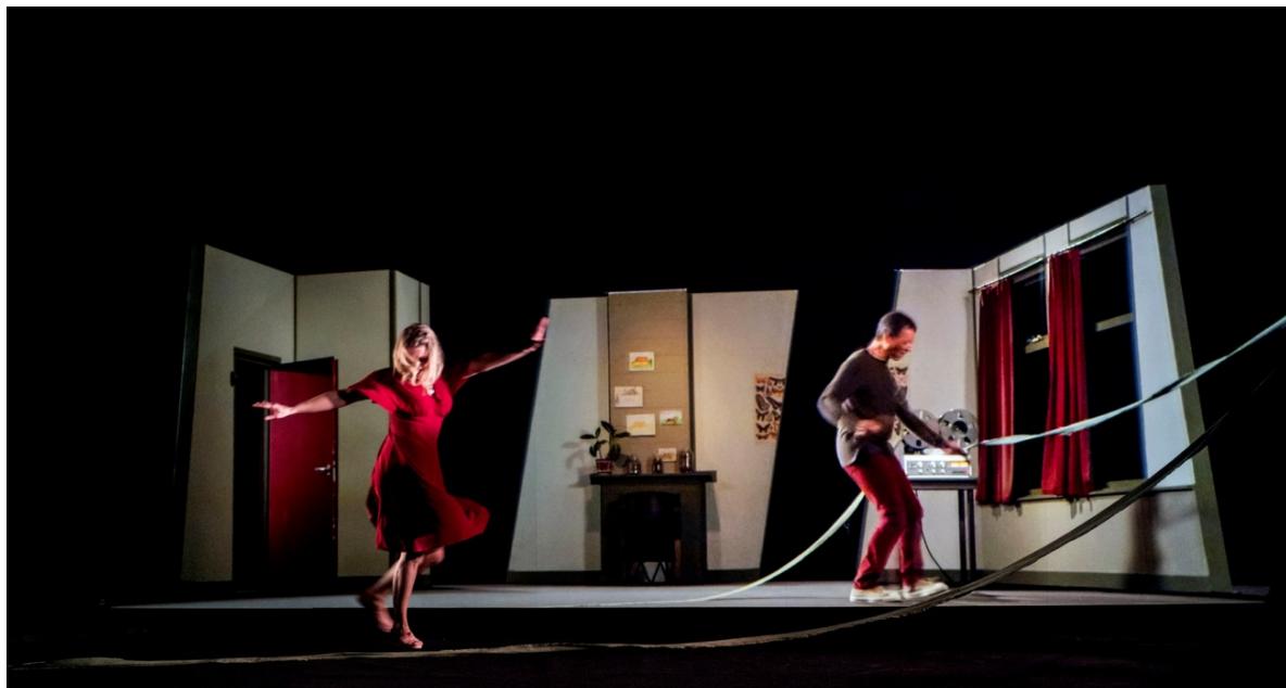 Abbildung 6: Miah Persson und Roderick Williams gemeinsam tanzend in Van der Aas Blank Out, Scene 6-A. Produktion an De Nationale Opera, Amsterdam 2016 © Foto: Marco Borggreve. Mit freundlicher Genehmigung von Michel van der Aa